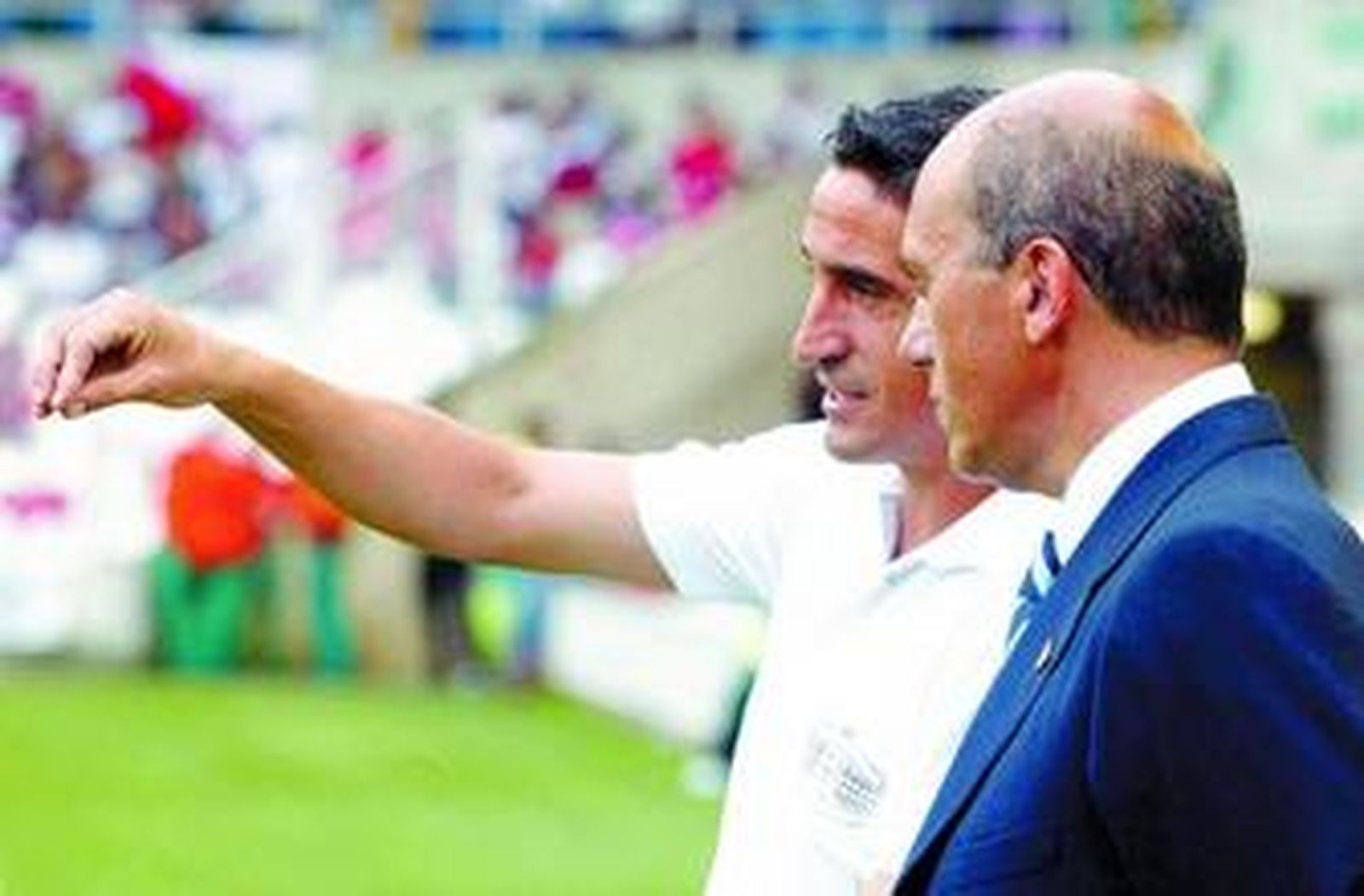 Jiménez dialoga con Del Nido antes del comienzo del partido.