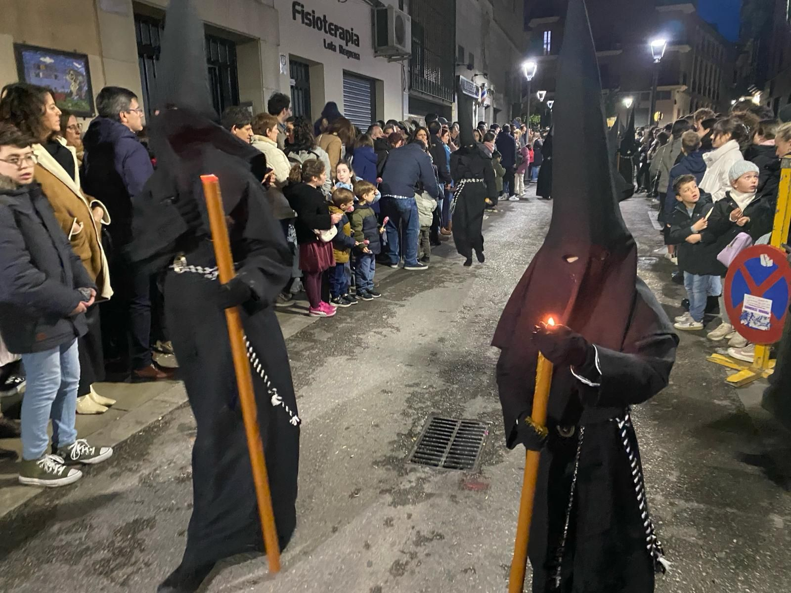 En imágenes: el Santo Sepulcro procesiona su luto por las calles de Jaén capital