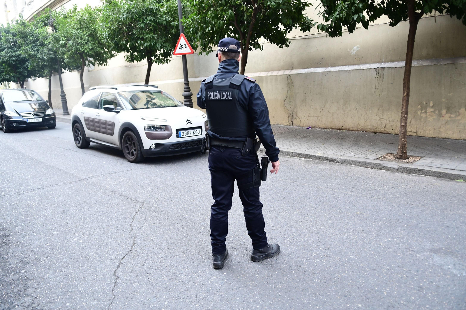 Un agente de la Policía Local regula el tráfico. Un agente de la Policía Local regula el tráfico.