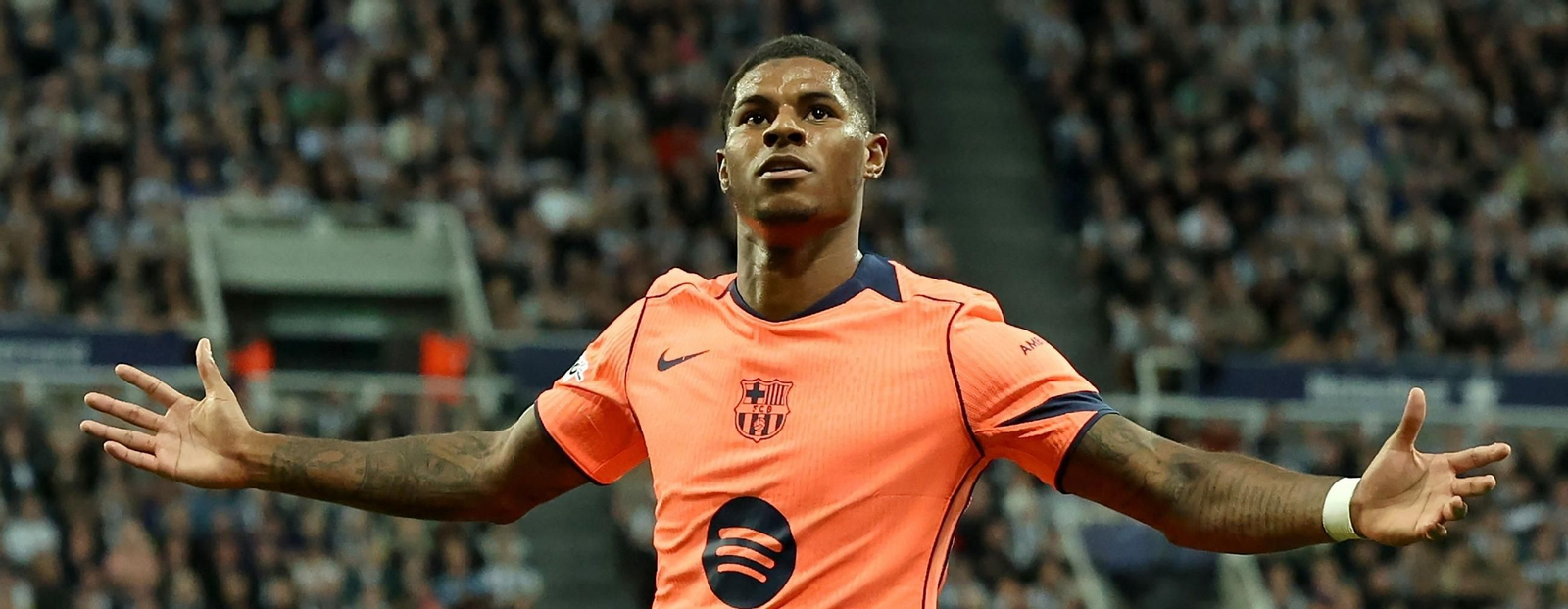 Marcus Rashford mira hacia la grada con gesto de reivindicación tras su golazo al Newcastle.