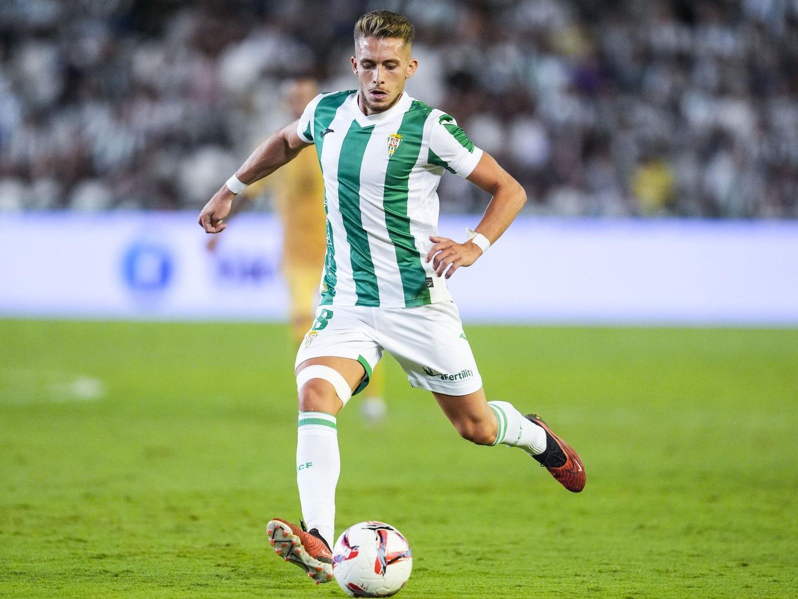 Isma Ruiz conduce el balón en su primer partido con el Córdoba CF en la temporada 2024-25.