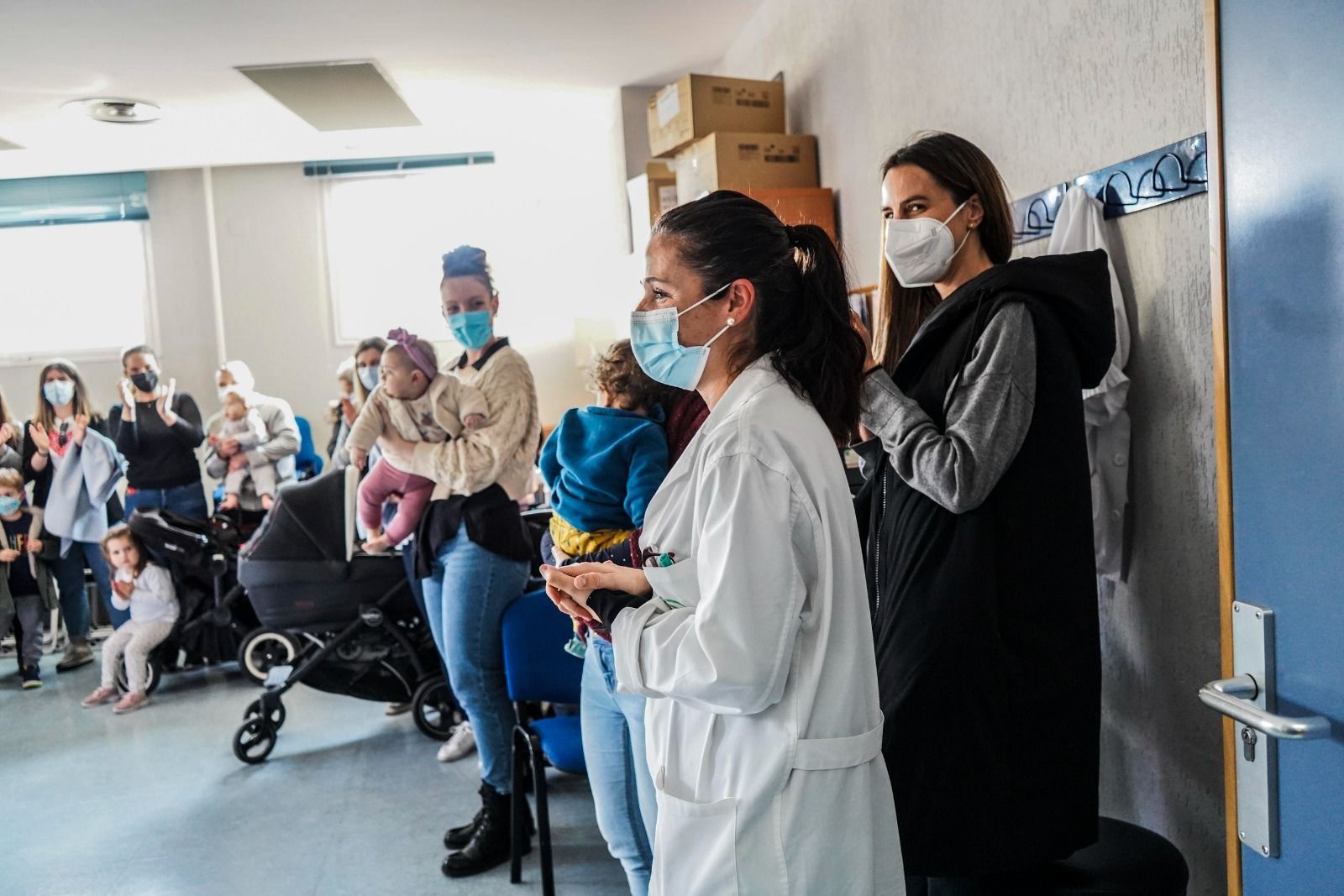 El centro de salud de La Chana reúne a mujeres para agradecer el trabajo infinito de una enfermera