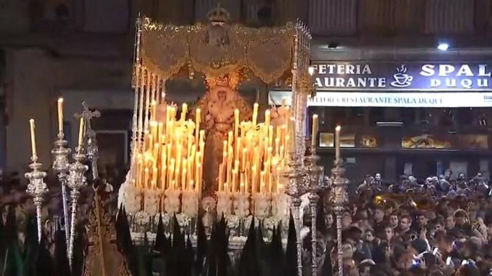 La Macarena enfila la Campana.