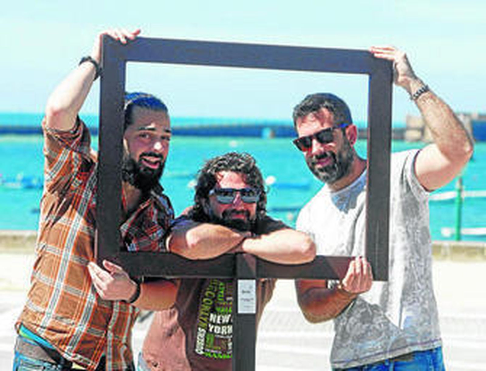 Javier Madroñal, David Mendoza y David Alcedo, de Los Vivos, ayer en La Caleta.