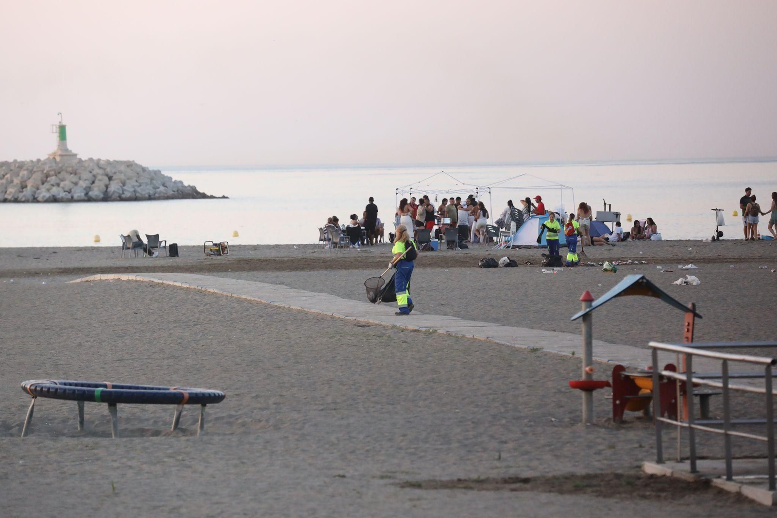 La 'resaca' de la Noche de San Juan en la playa de Huelin en Málaga La 'resaca' de la Noche de San Juan en la playa de Huelin en Málaga