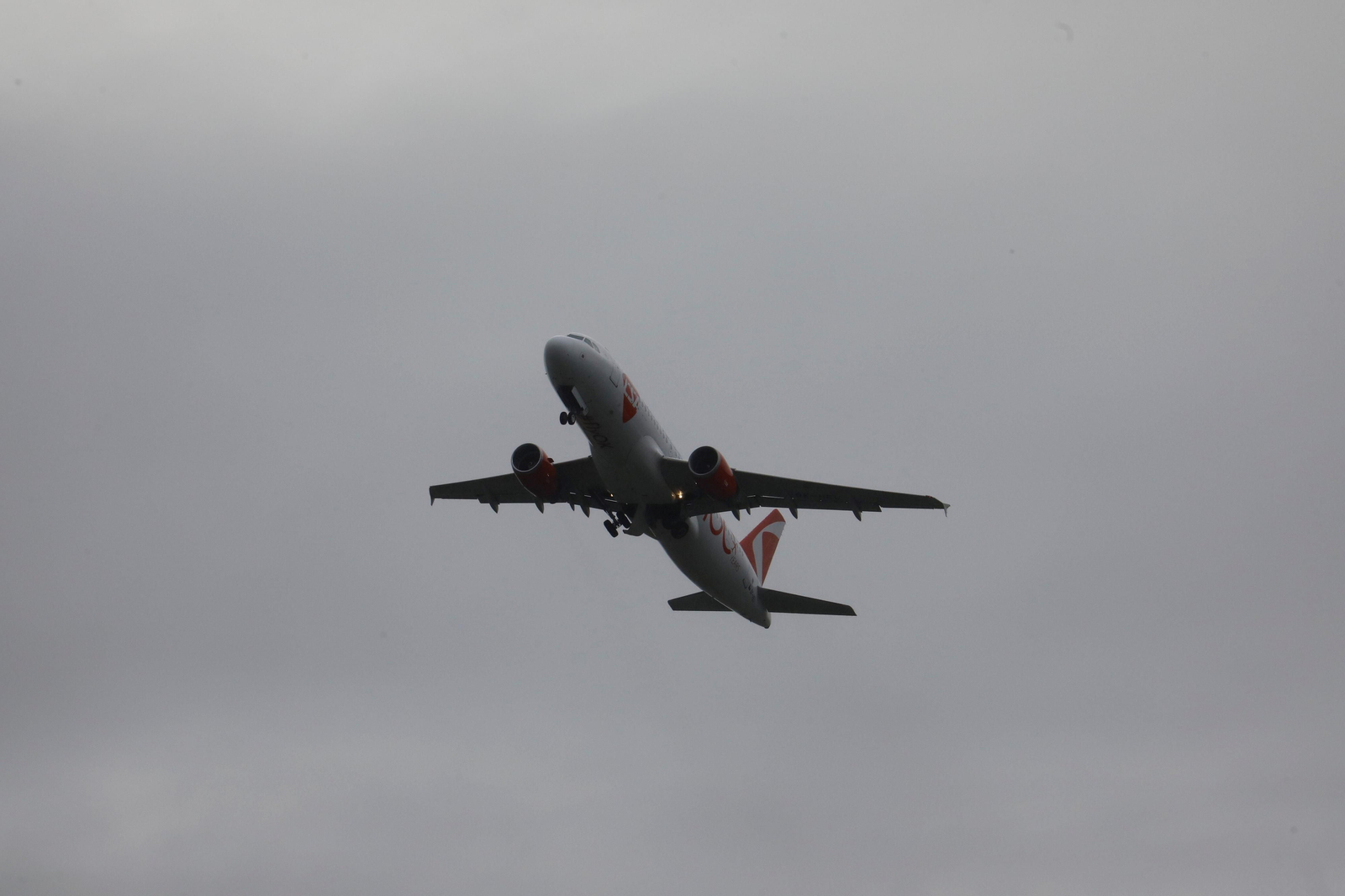 El despegue del primer vuelo chárter a Europa en el aeropuerto de Córdoba, en imágenes