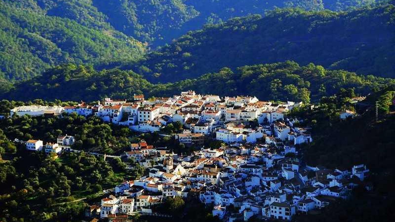 Benarrabá se abre al monte como un acogedor hito en el camino.