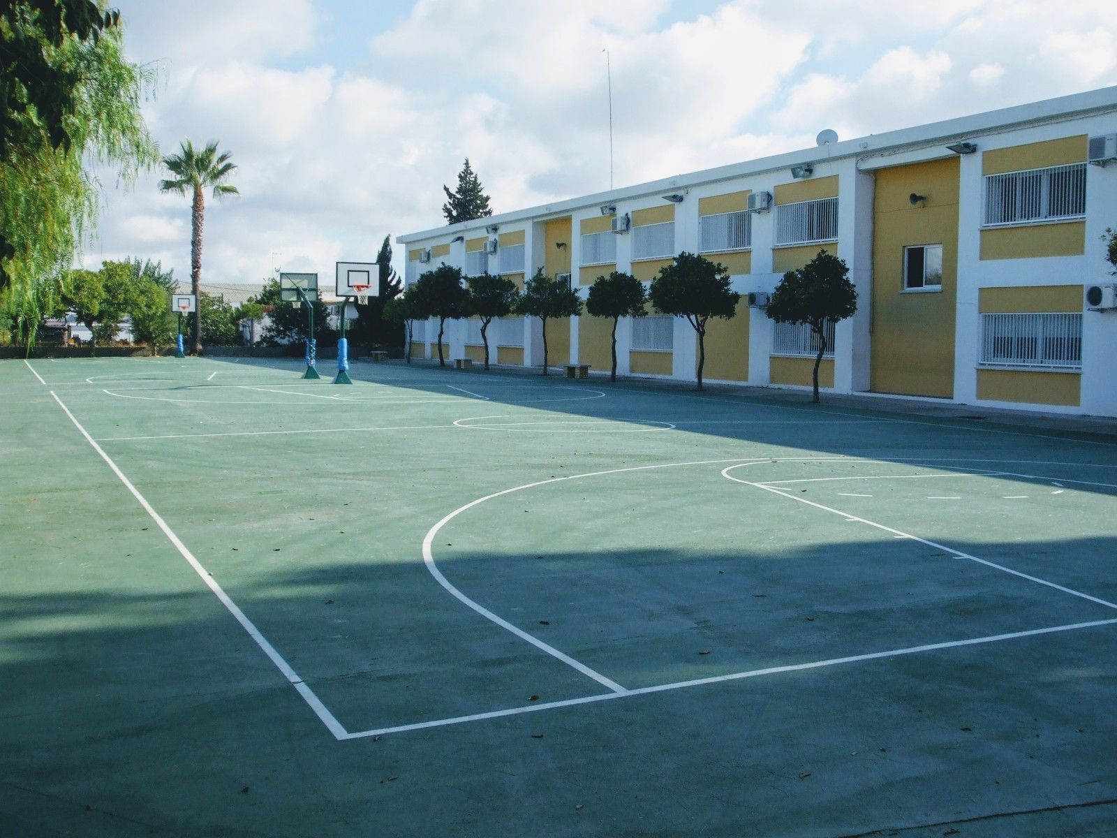 Una vista de las instalaciones deportivas del colegio Maestra Caridad Ruiz, de La Algaida.