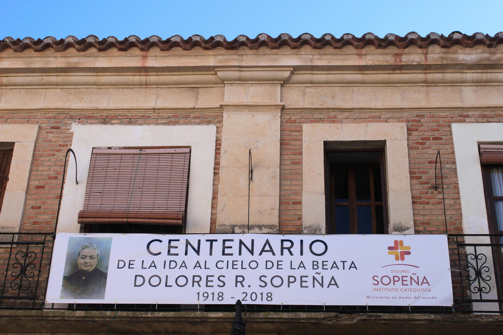 Desde el pasado 29 de diciembre luce esta pancarta conmemorativa, que se mantendrá durante todo el año, en la casa donde nació Dolores Sopeña