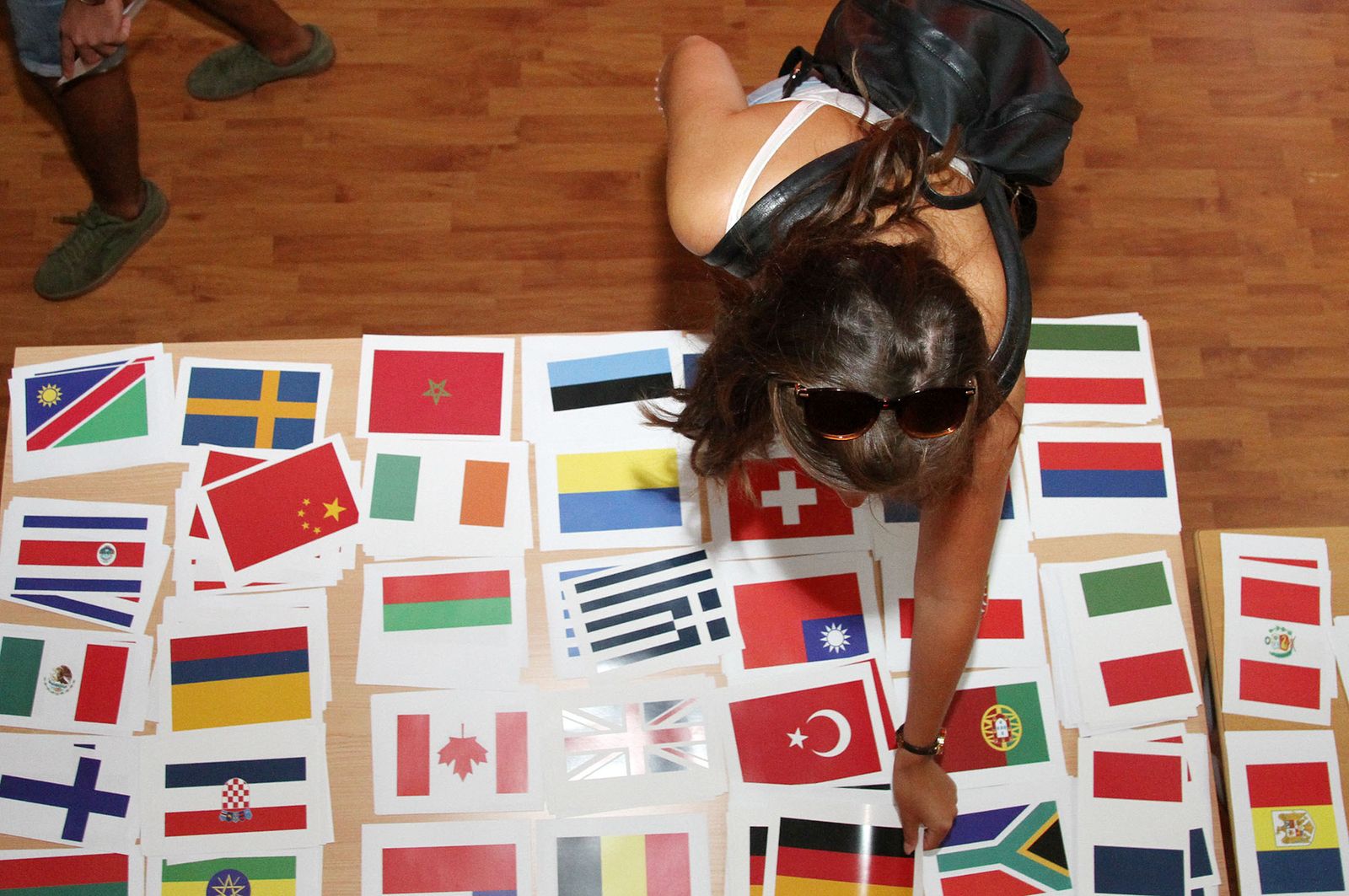 Una alumna de Erasmus coloca la bandera del país que procede.