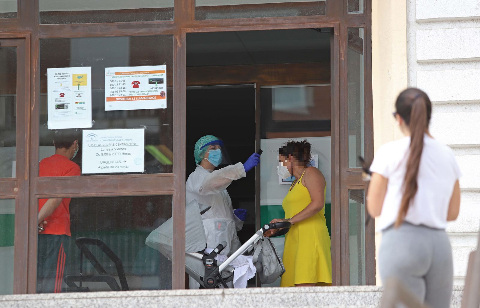 Una sanitaria toma la temperatura en la entrada del centro de salud Algeciras Centro, antiguo Menéndez Tolosa.