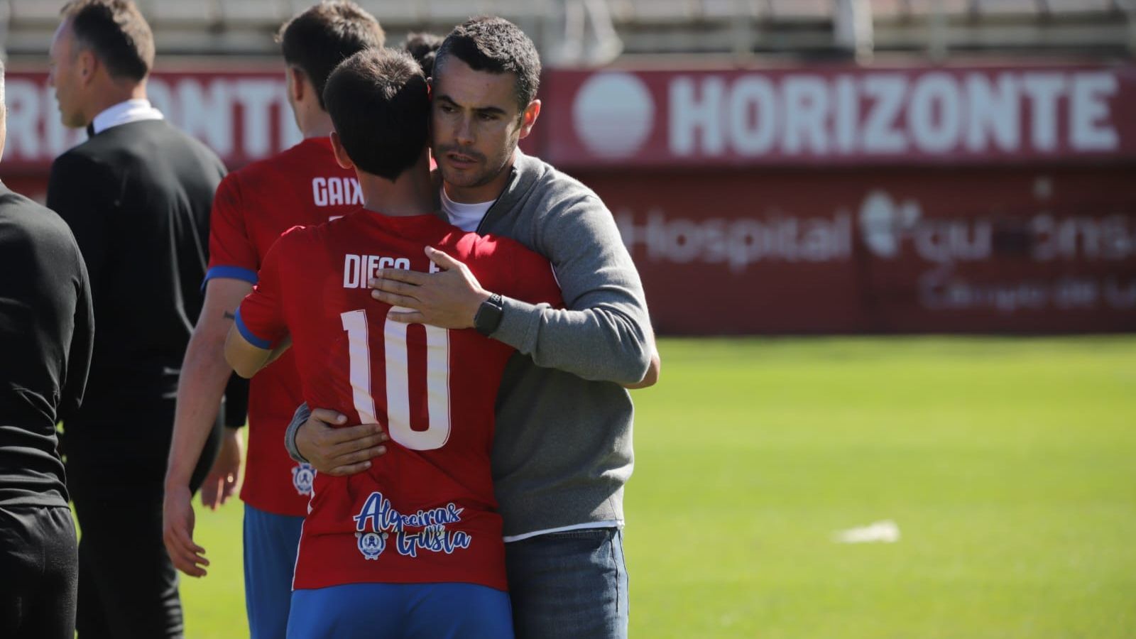 Fran Justo se abraza con Diego Esteban.