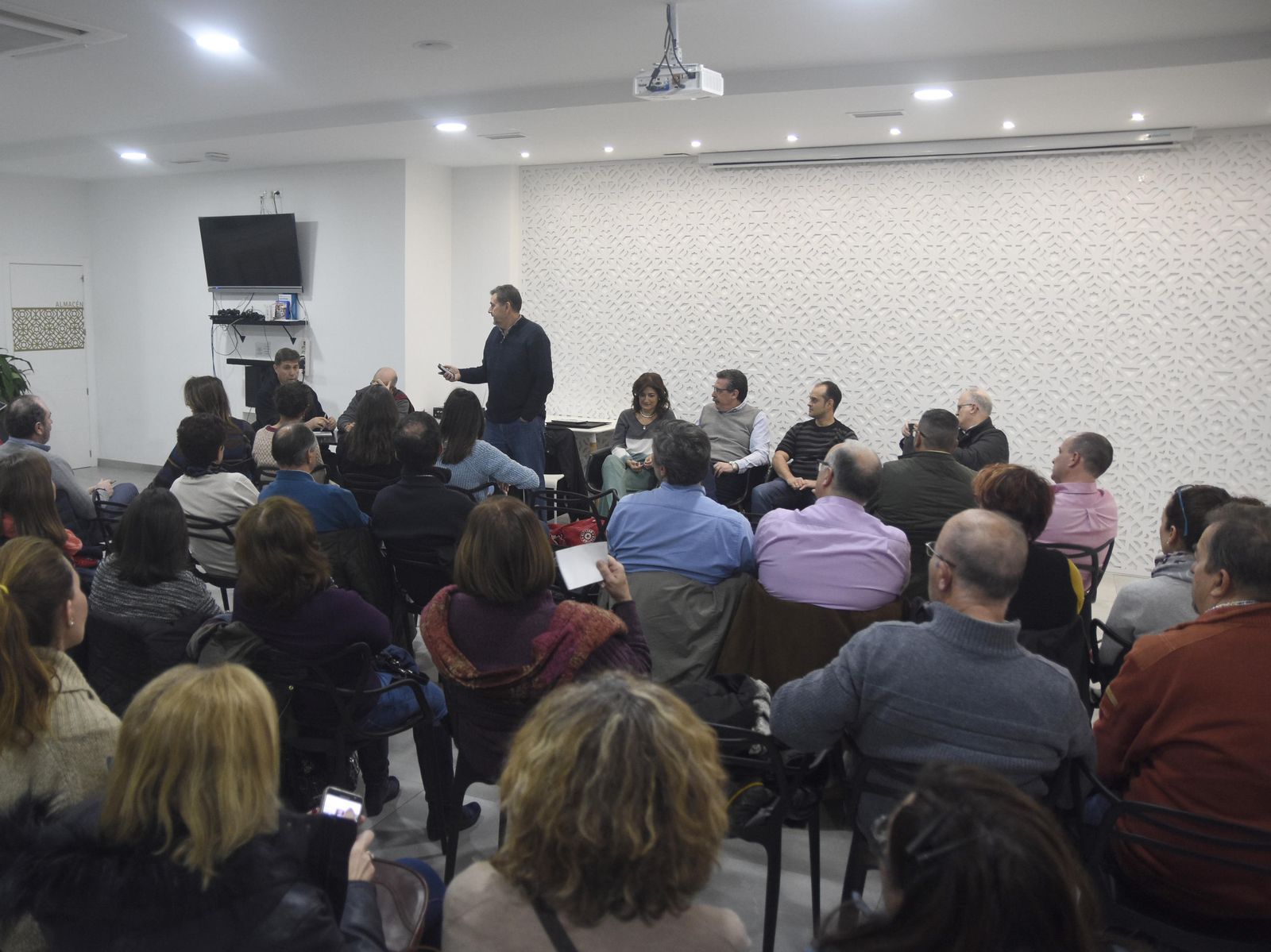 Asistentes a la reunión de la Plataforma Basta Ya.