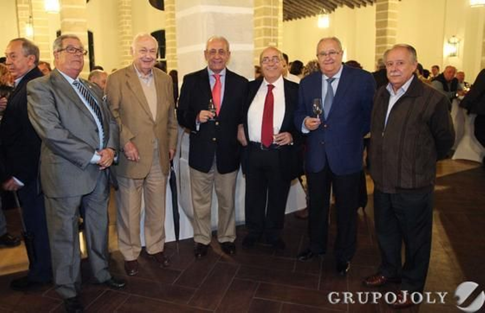 El vicepresidente del Xerez FC, José Antonio Pérez Rendón; el empresario José Torreglosa, el hermano mayor de la Borriquita, Manuel Serrano; el hostelero Faustino Rodríguez; el gerente de Bricopinturas, Antonio Valderas; y el presidente de Solidaridad, Sebastián Peña. 

Foto: Pascual · Vanesa Lobo