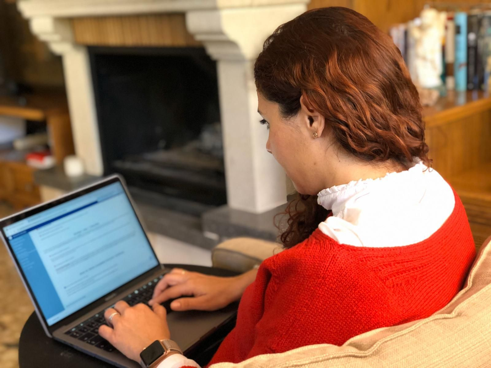 Una alumna estudia a distancia.