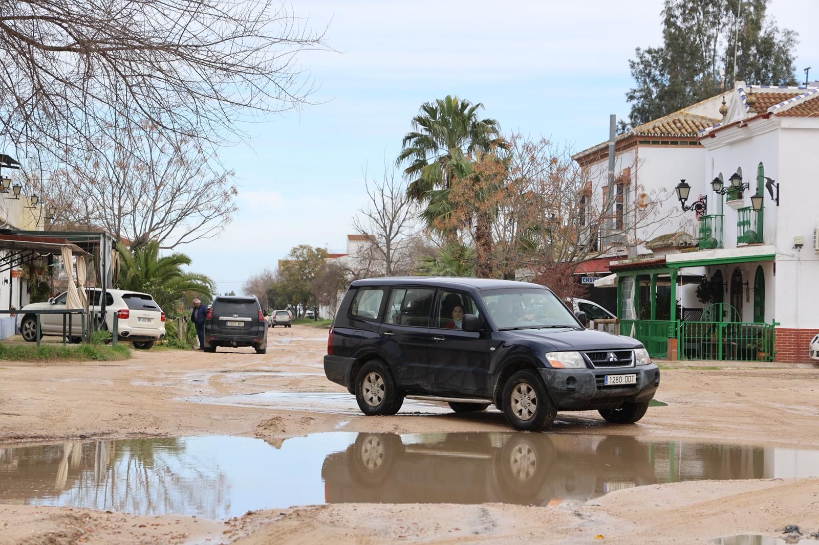 El Rocío tras la inundación de este sábado por la borrasca Marta: fotografías de las calles anegadas en la aldea