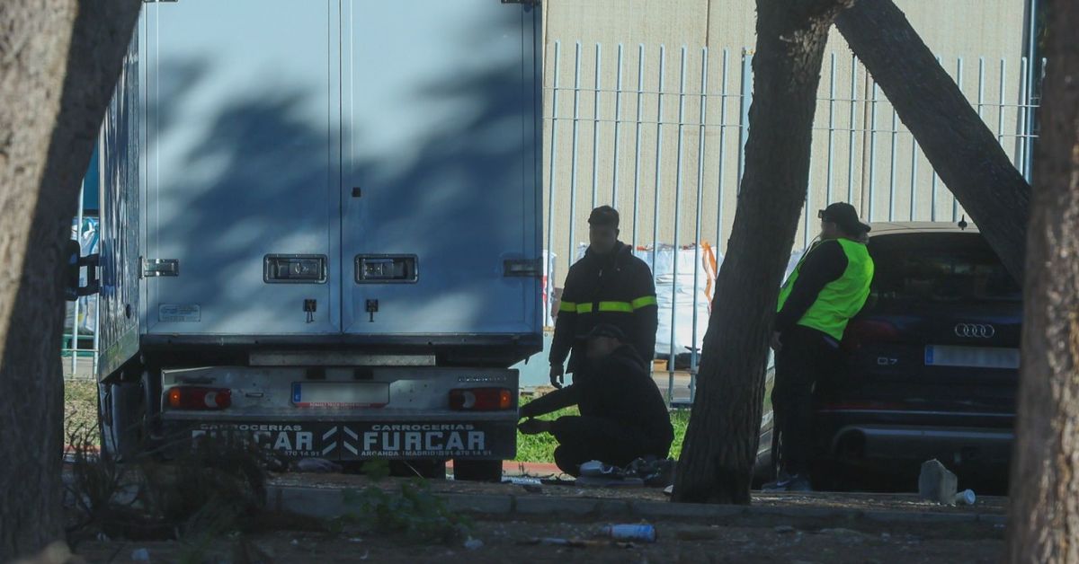 Los talleres clandestinos, con otras siete denuncias, siguen reparando coches en La Azucarera, en Málaga