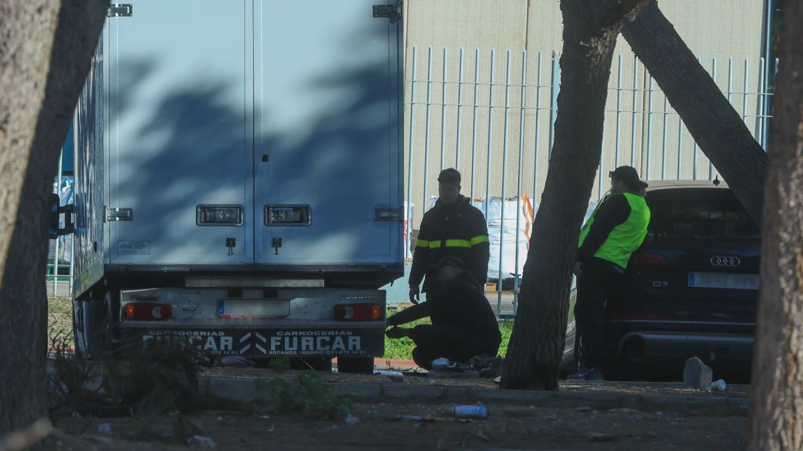 Trabajadores, en una de las supuestas reparaciones ilegales en el polígono