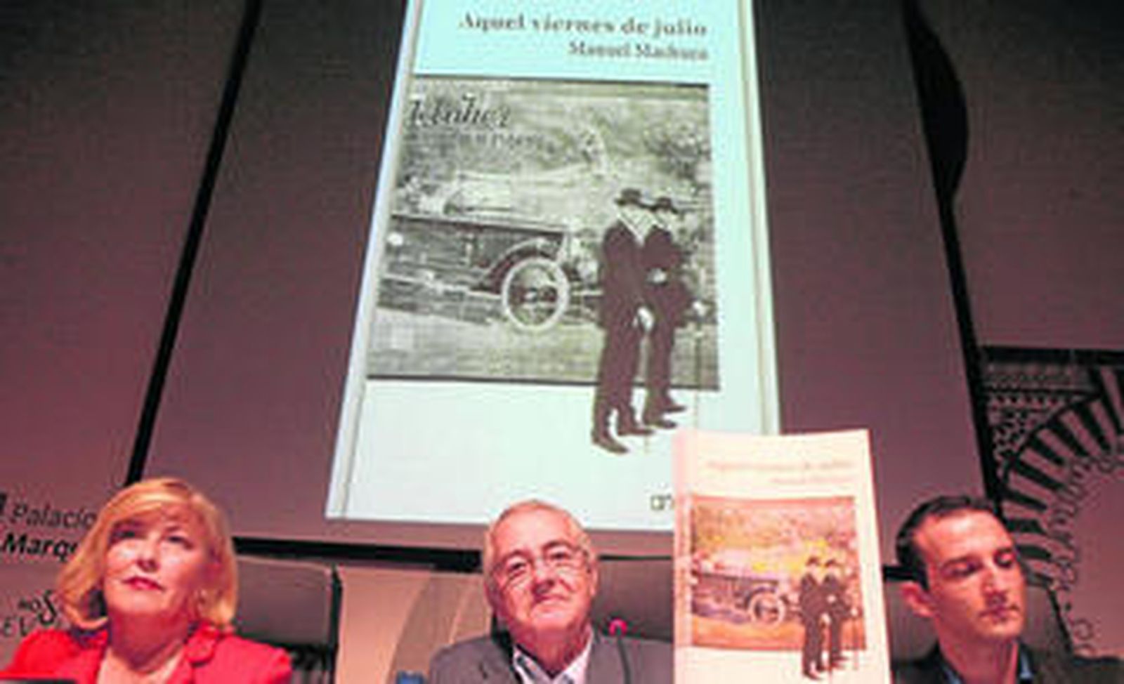 De izquierda a derecha, Concha Caballero, Manuel Machuca, autor de la novela, y el editor Ismael Rojas Pozo.