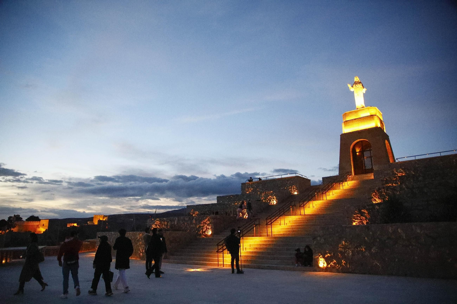 Las mejores imágenes del encendido de luces en el Cerro de San Cristobal de Almería