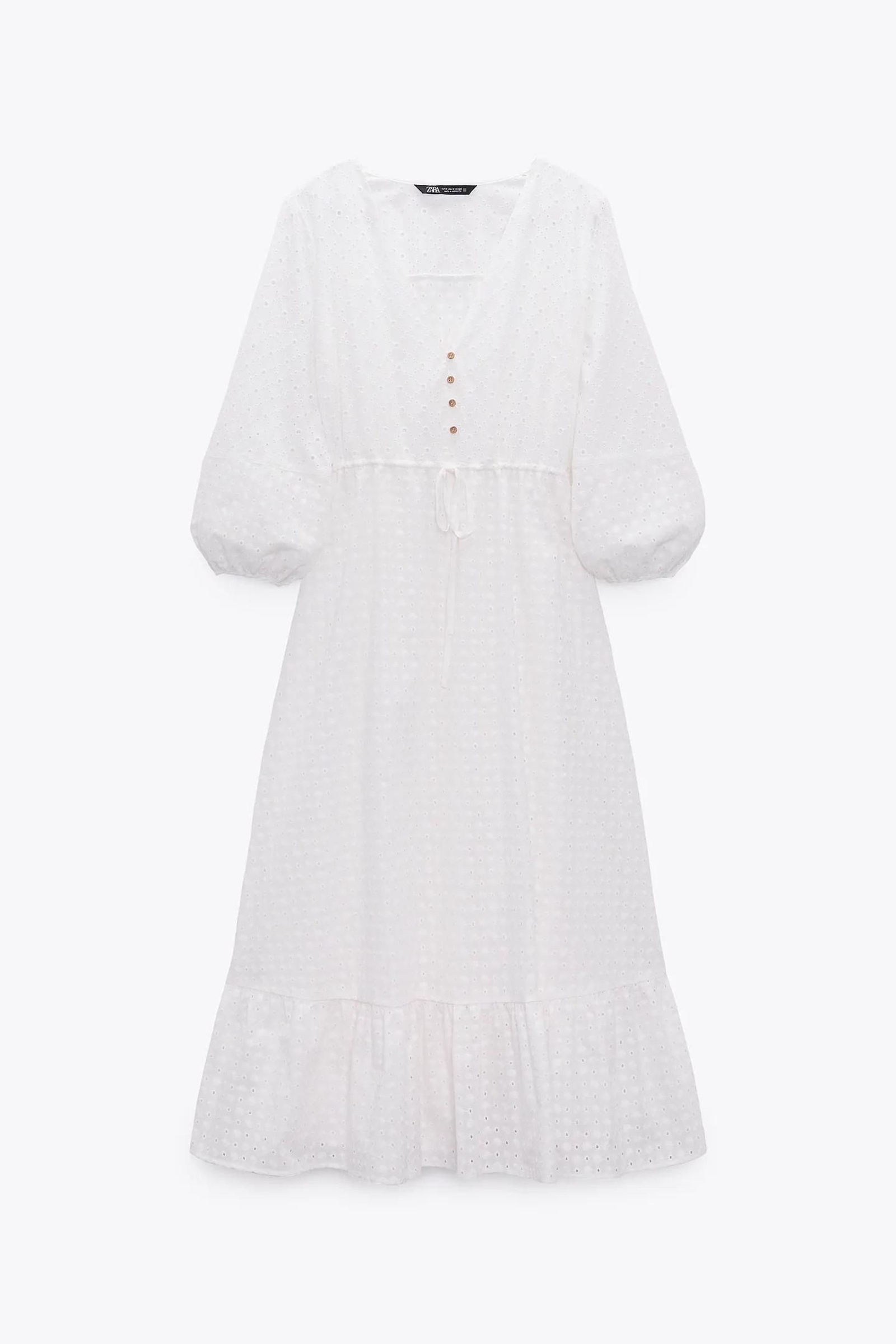 Vestido blanco perforado de Zara.