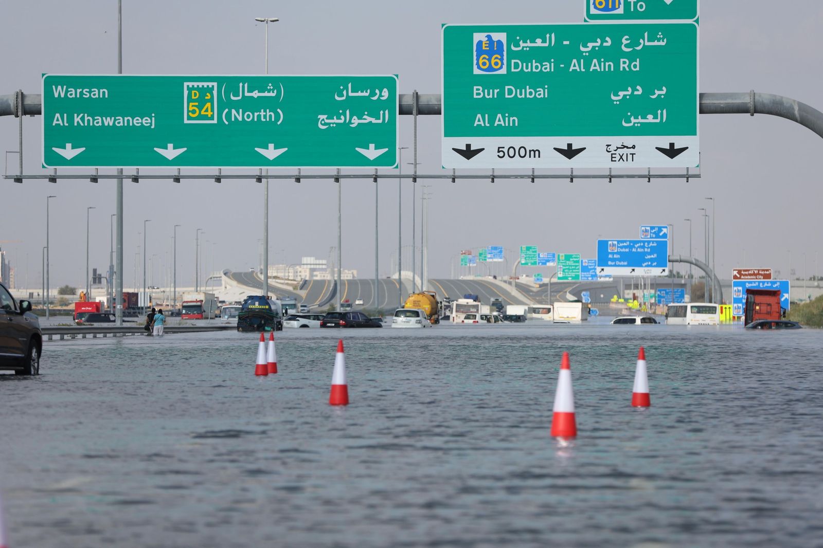 Las terribles y devastadoras lluvias en Emiratos Árabes Unidos
