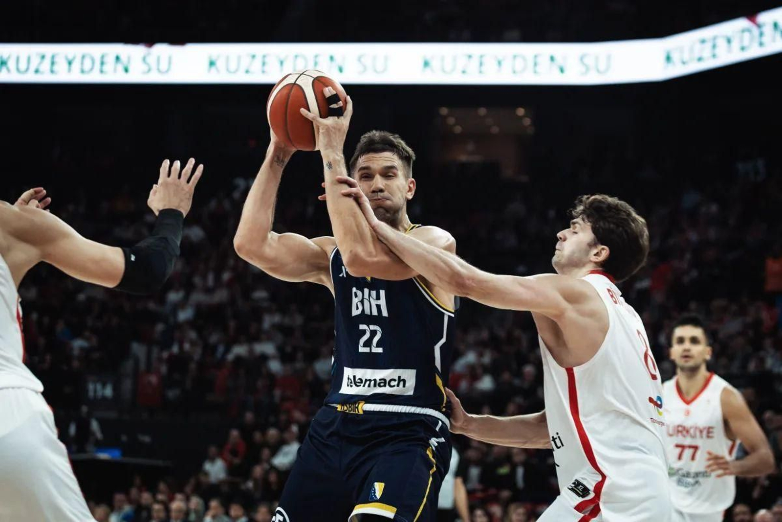 Mucho protagonismo de Castañeda y Sulejmanovic en el Turquía-Bosnia