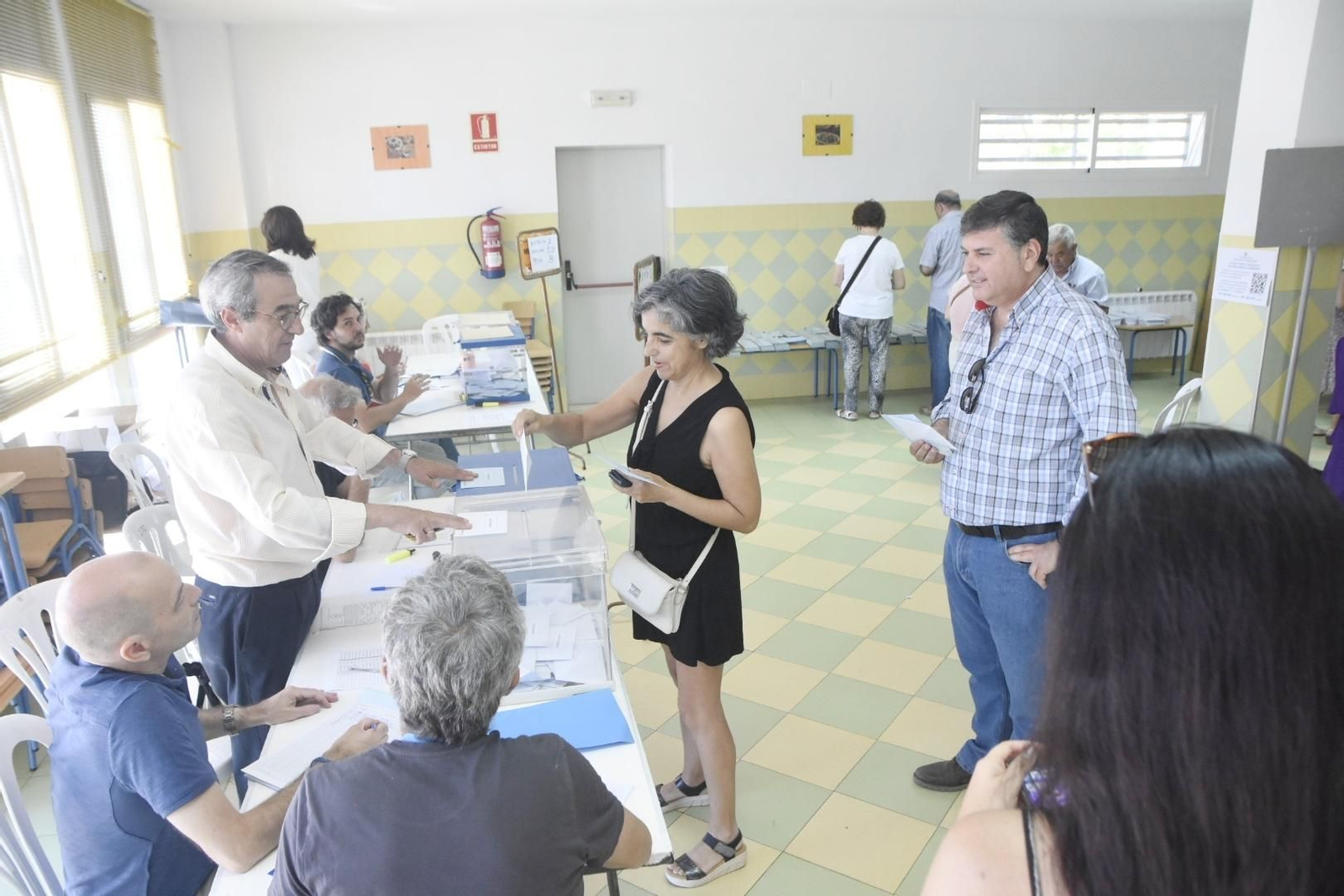 Una mujer deposita su voto en una urna de un colegio de Córdoba capital.