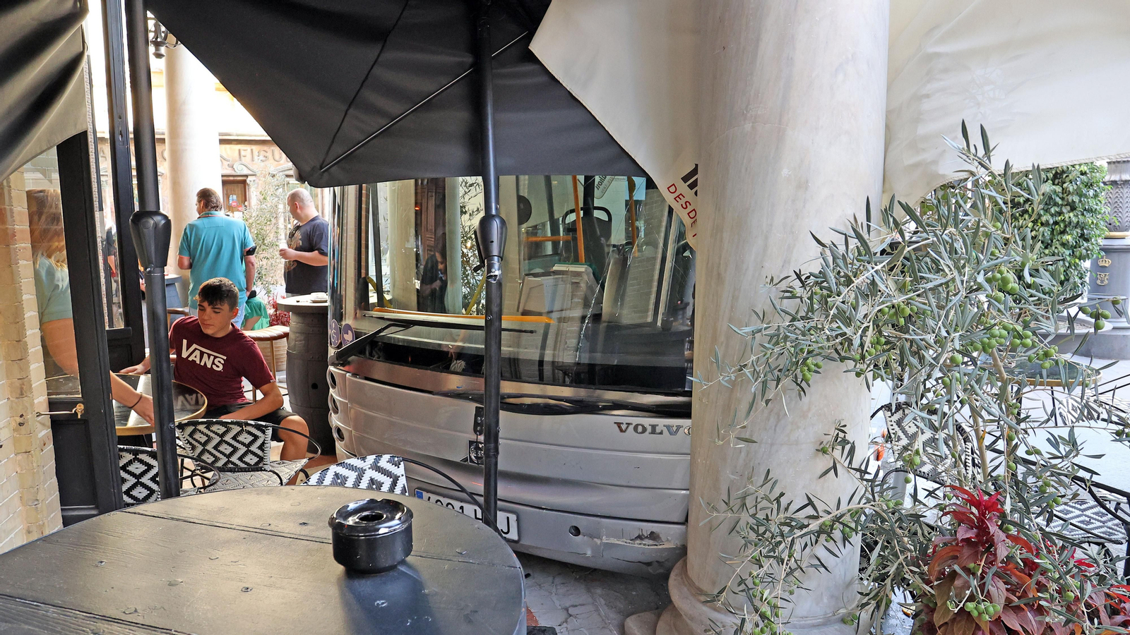 Un autobús se empotra en el Gallo Azul de Jerez