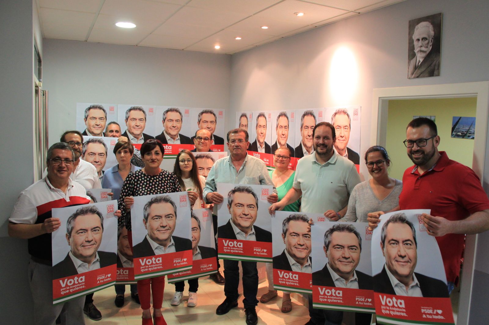 Imágenes del inicio de campaña electoral andaluza con la pegada de carteles.