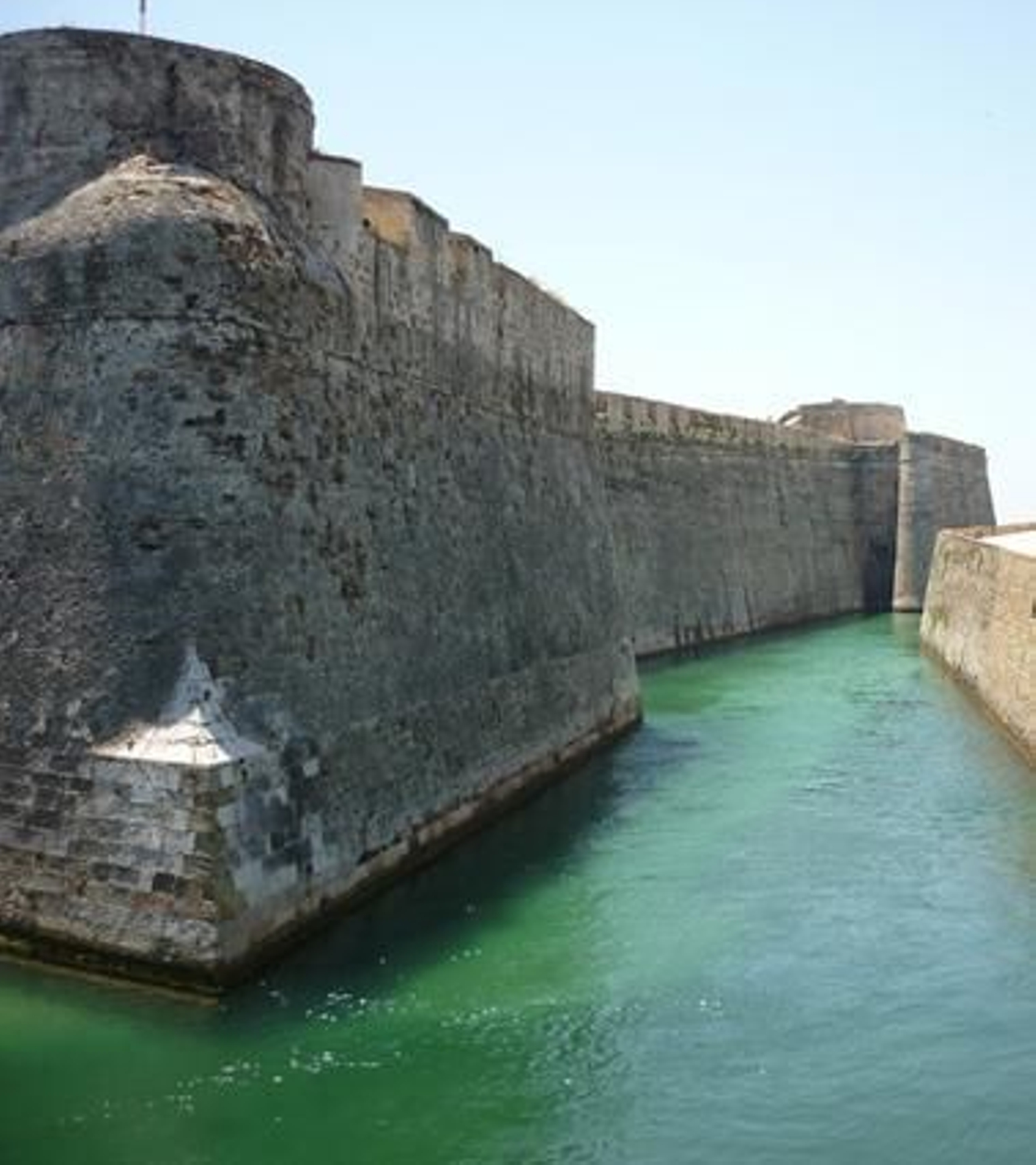 Las imponentes fortificaciones de Ceuta y su foso.