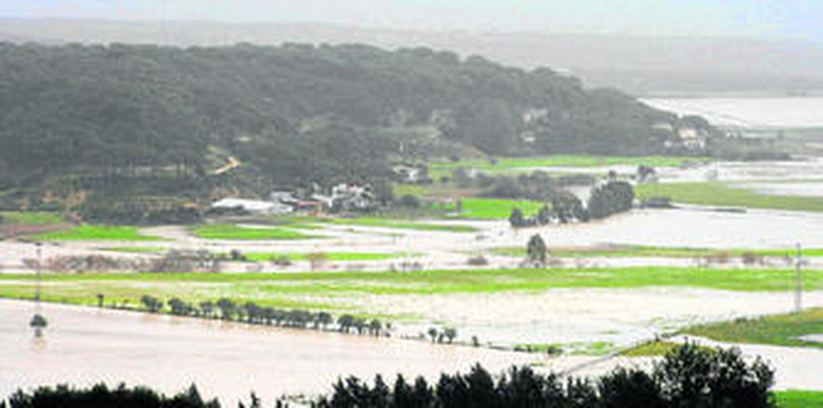 Aspecto que presentaba en la mañana de ayer el núcleo de La Barca, en Vejer,  cerca de la ribera del río Barbate.