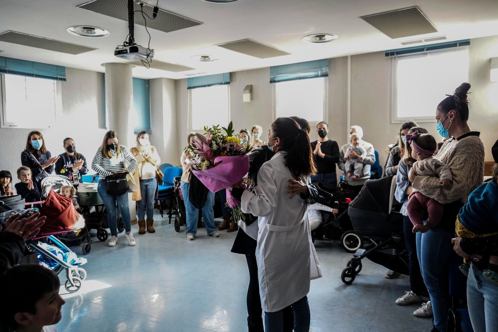 El centro de salud de La Chana reúne a mujeres para agradecer el trabajo infinito de una enfermera