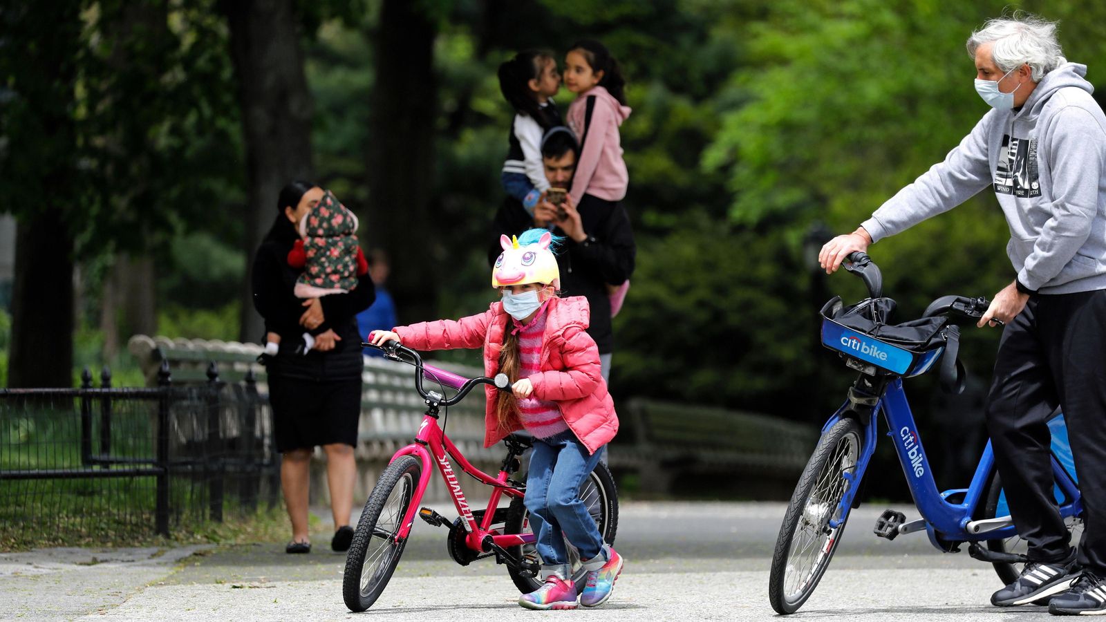 Una niña con su abuelo en Central Park, Nueva York