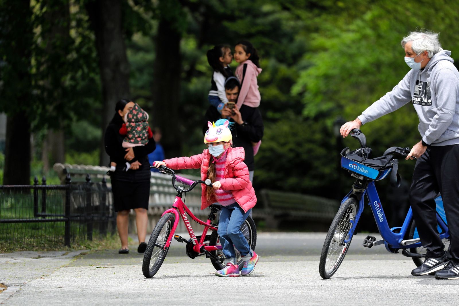 Una niña con su abuelo en Central Park, Nueva York