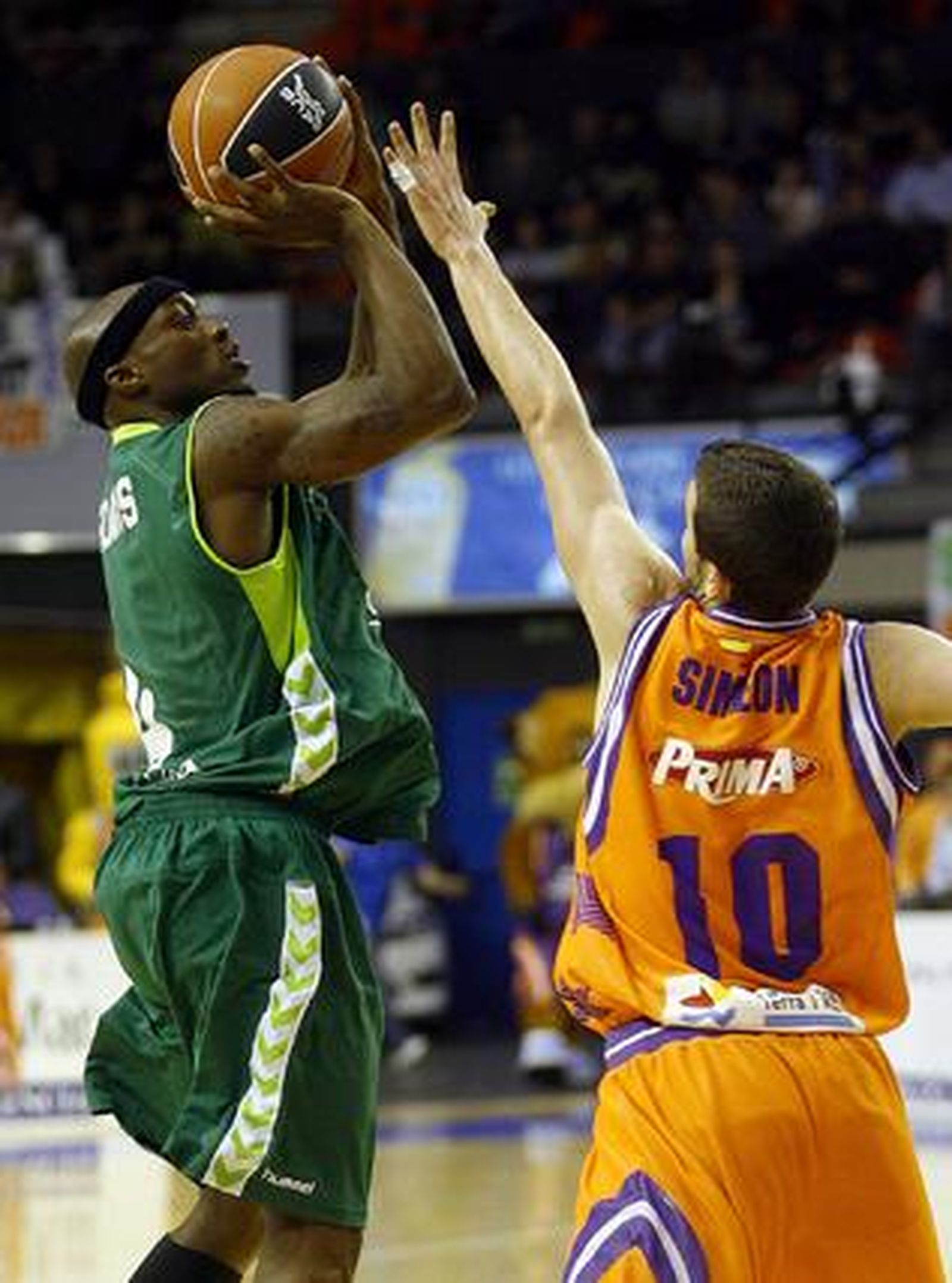 El Unicaja cae ante el Valencia lastrado por una mala primera parte. / LOF