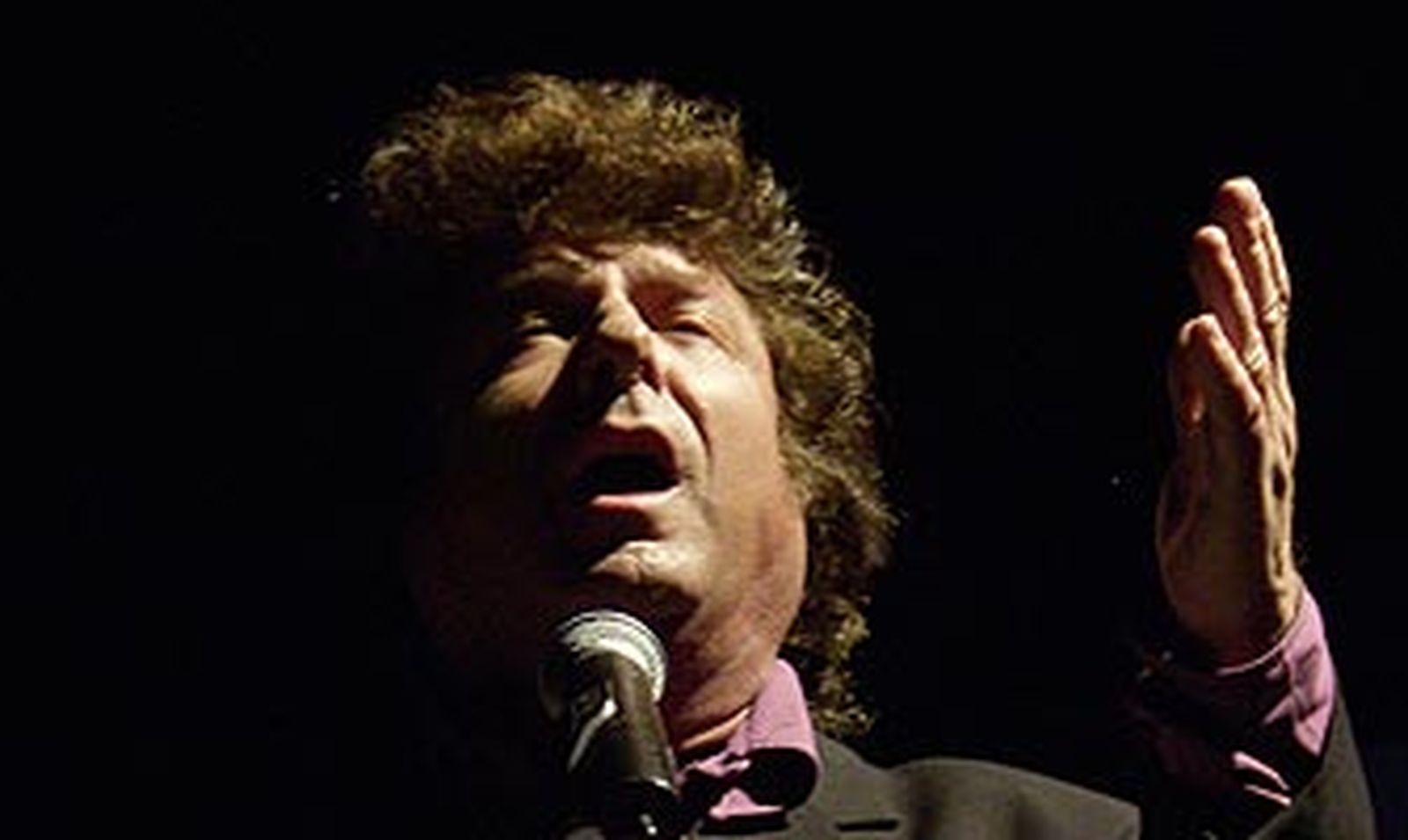 La familia de Morente afirma que el cantaor granadino sigue "estable e igual"