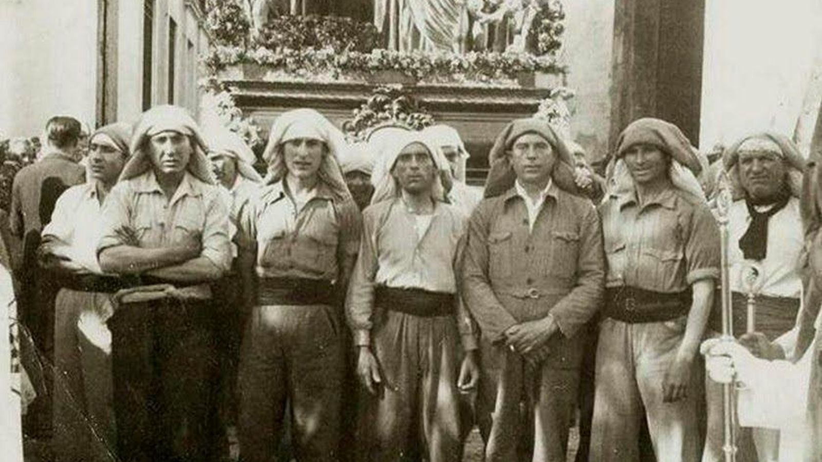 Antigua cuadrilla de costaleros del misterio de la Presentación al Pueblo