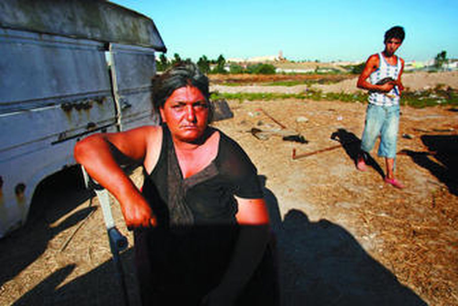 Milagros Vargas pasa la mayor parte del tiempo sentada en una silla al sufrir una discapacidad en su pierna derecha.