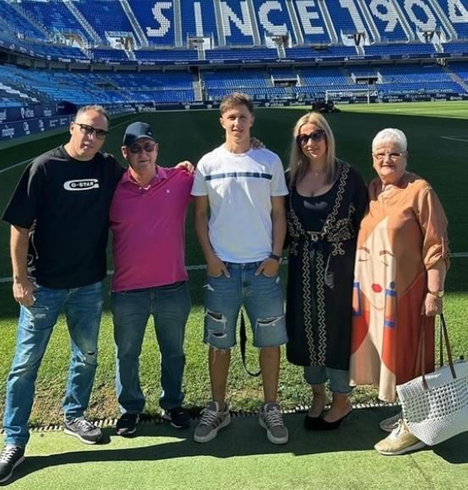 Ali, en el centro, en La Rosaleda.