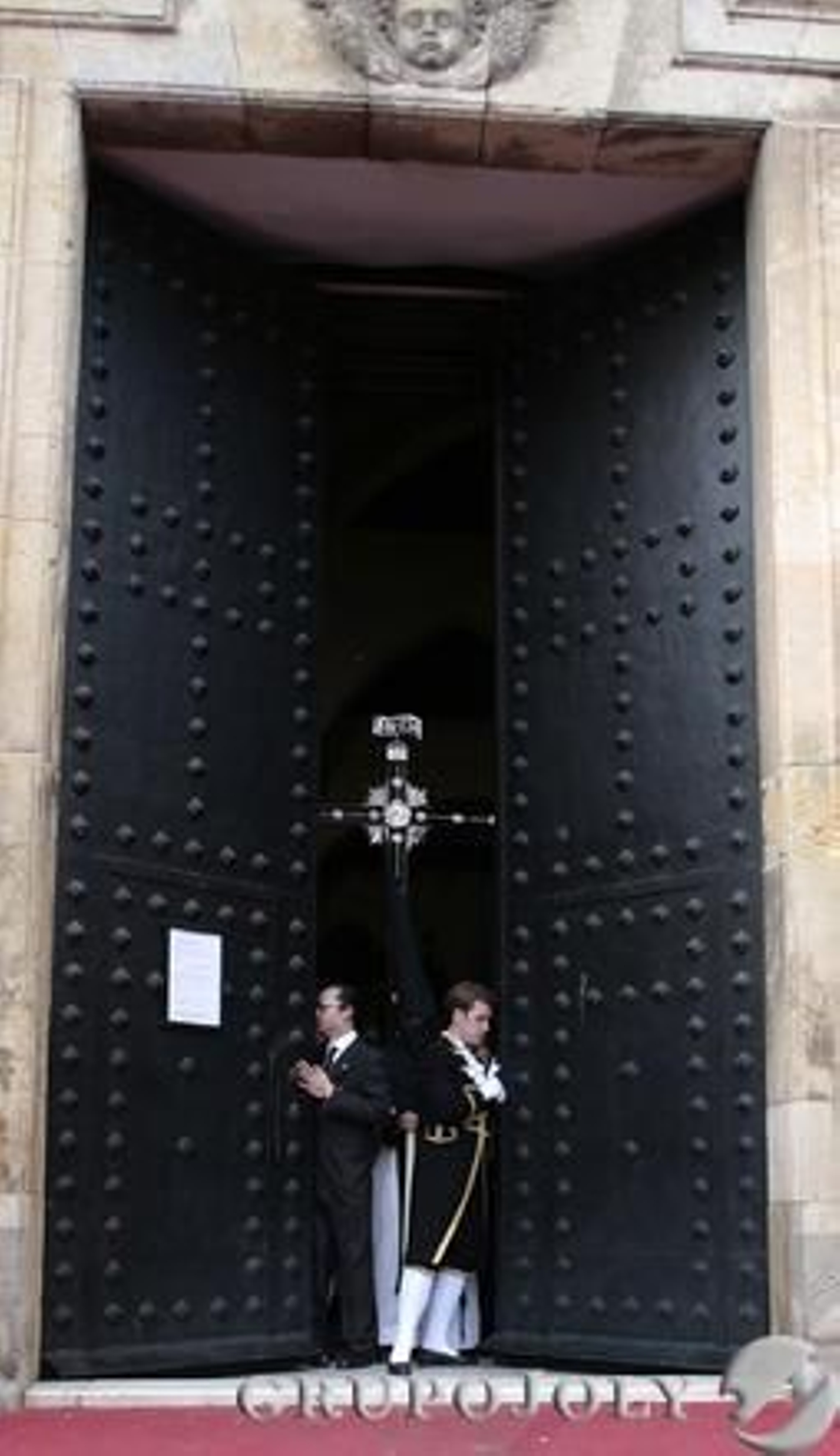 Puertas de la Iglesia en San Lorenzo con la Cruz de Guía en en el interior.

Foto: Juan Carlos Muñoz