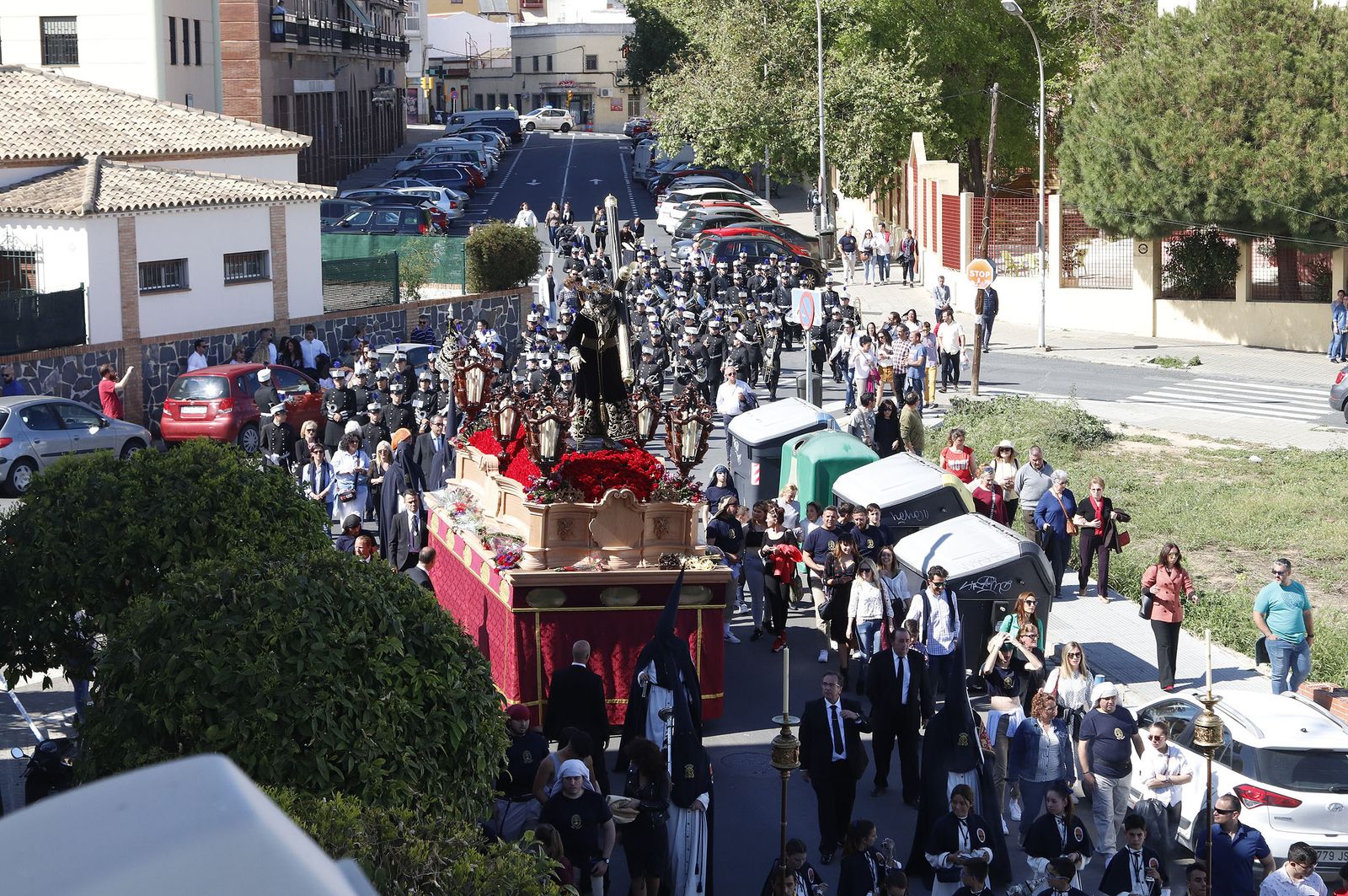 Imágenes del recorrido de la Hermandad de la Redención por las calles de Huelva