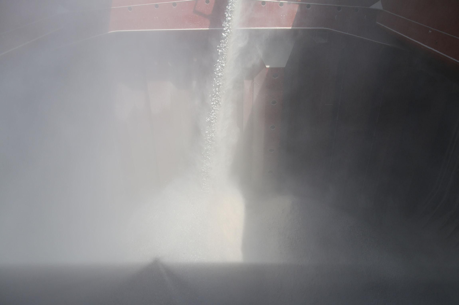 Así se carga en grandes barcos el yeso de Almería para exportarlo al extranjero