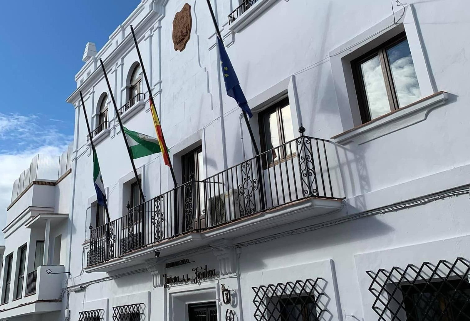 Las banderas a meda asta en el Ayuntamiento de Jimena.