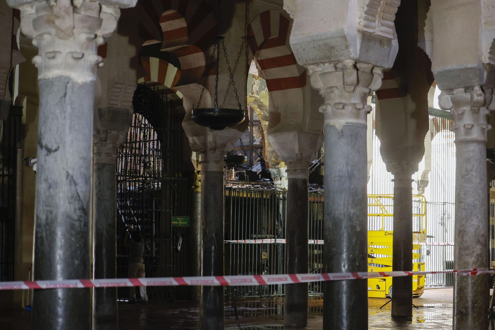 El interior de la Mezquita -Catedral después del incendio.