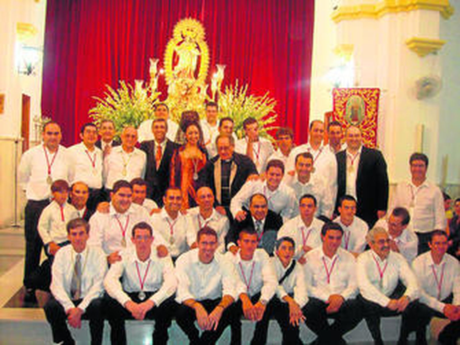 1. Los componentes de La Esquila posan delante de la Virgen del Rosario de Minas de Riotinto 2. La coral minera, durante su intervención en el pregón. 3. Manuel Palomo, encargado de dar el pregón a la imagen minera.
