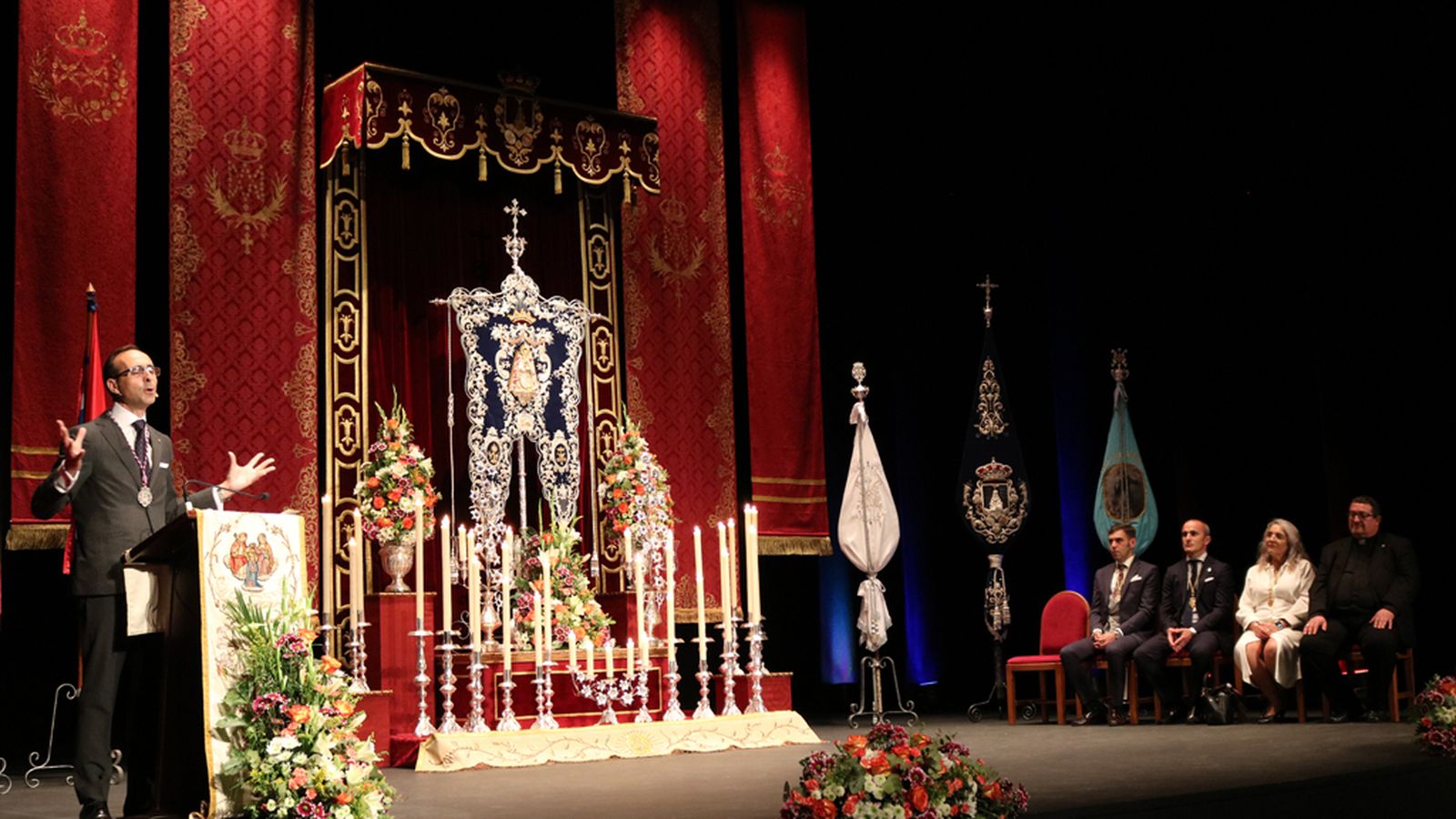 El pregón de Cartaya frente a su simpecado.