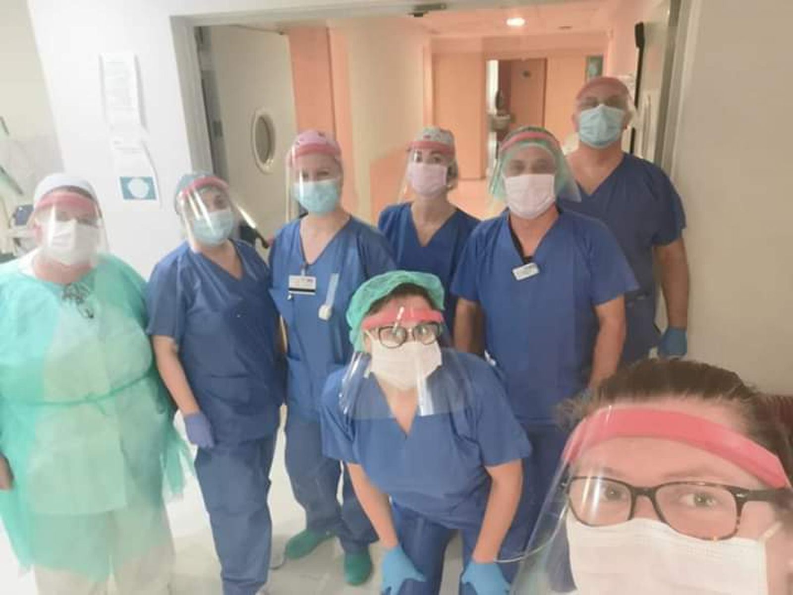 Varios sanitarios con las pantallas faciales que han recibido