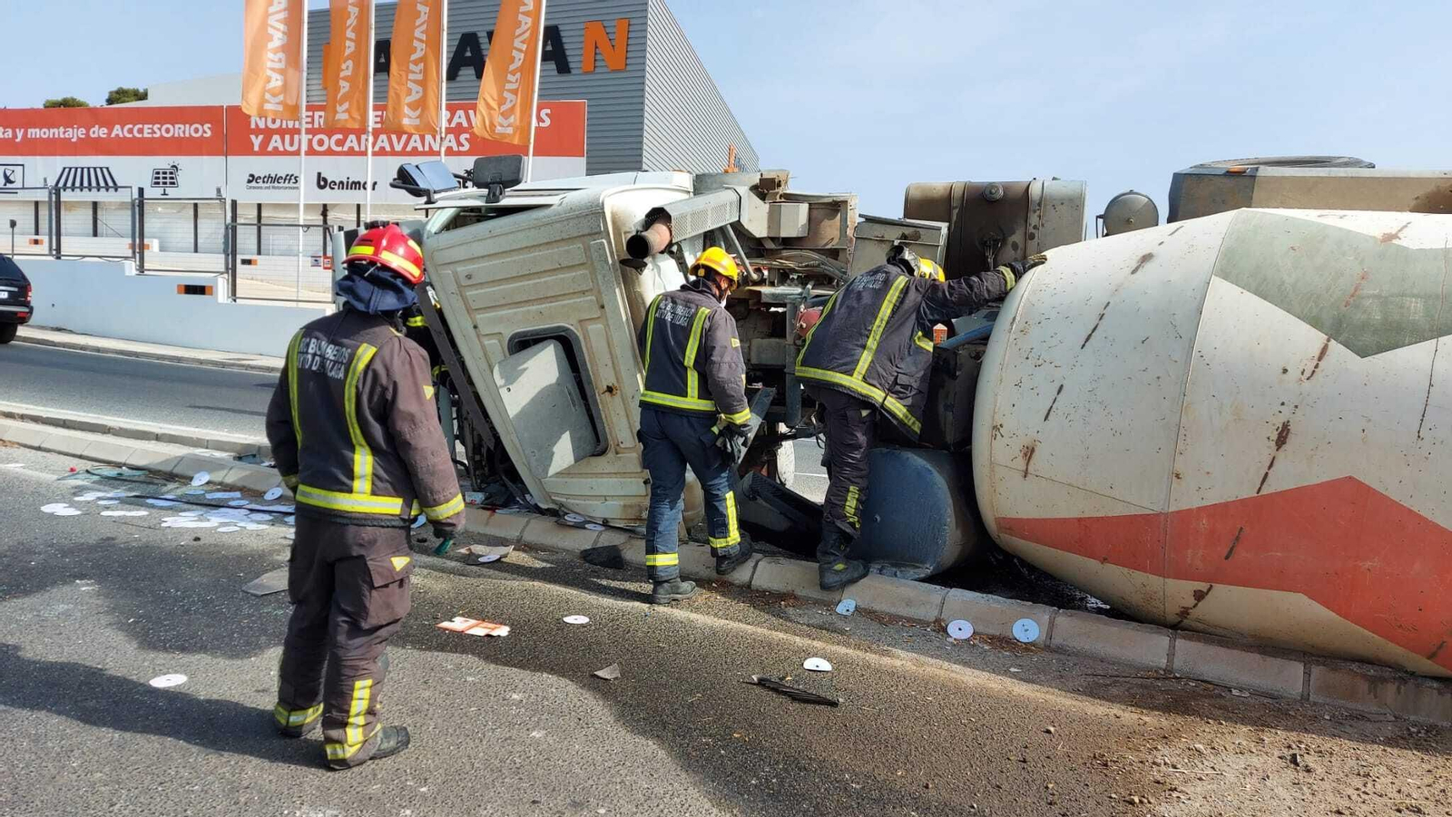 Bomberos en el accidente en el que ha volcado un camión hormigonera en Churriana. Bomberos en el accidente en el que ha volcado un camión hormigonera en Churriana.