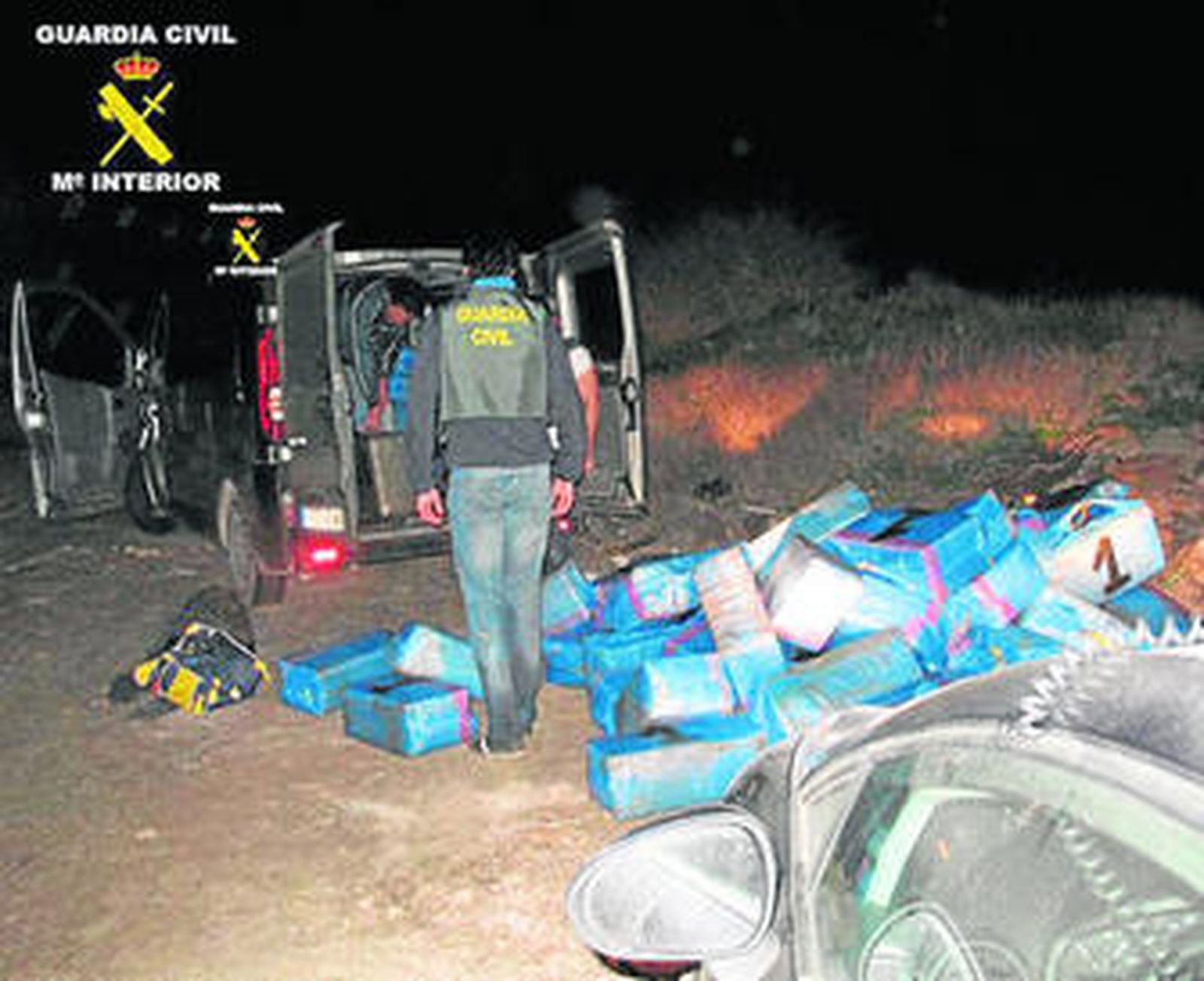 Detenidos trece narcotraficantes con 2.100 kilos de hachís en la costa de Adra